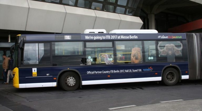 The first half of the bus is visible on the side in Berlin. A Full Cover advertising motif of Botswana extends over the bus.