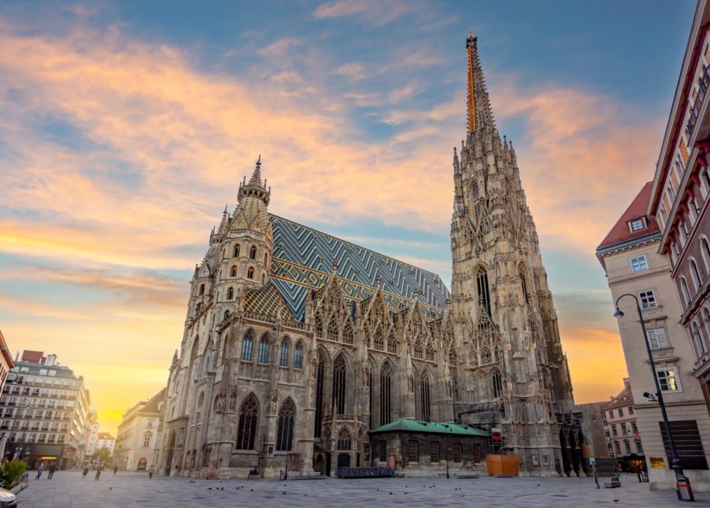 The picture shows the 'St. Stephen's Cathedral' in Vienna in the evening.