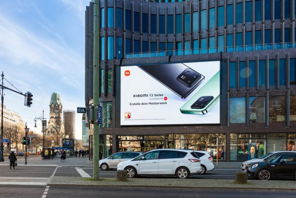 Digital video wall directly on Ku'Damm in Berlin. There is a lot of traffic on the street.