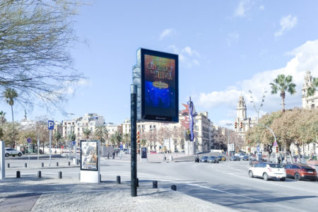 A digital City Light poster in Barcelona displays advertising from the company 'Cantando', directly in the city center.
