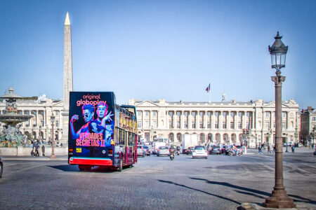 paris-bus-advertising A sightseeing bus touring through Paris, displaying an advertisement for a streaming service called 'Globoplay'.